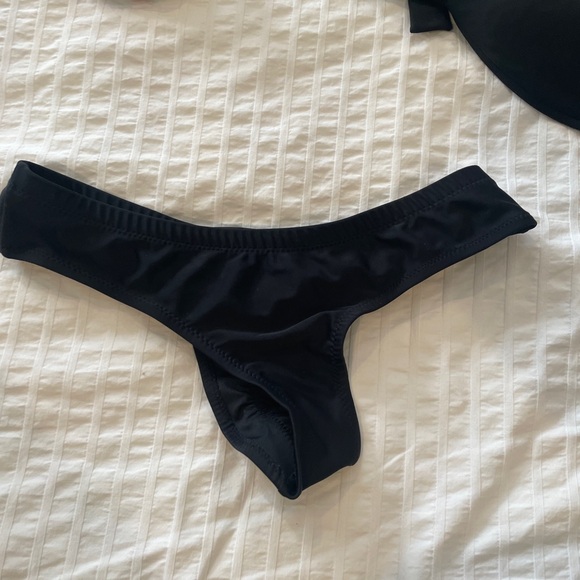 Black Volcom bikini - Picture 2 of 6